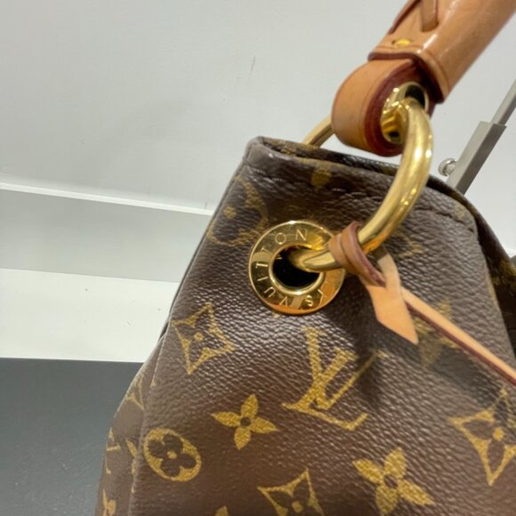 Louis Vuitton Artsy MM Monogram Shoulder Bag with Bag Charm (JB1298) - Picture 6 of 15